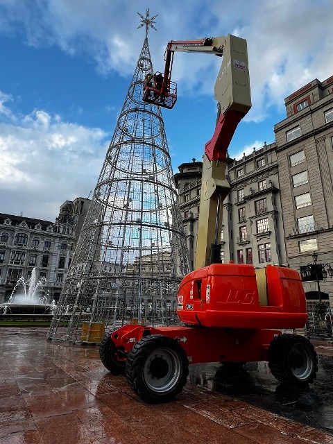 Dando Forma A La Navidad En Oviedo Con La Plataforma Articulada JLG 800AJ